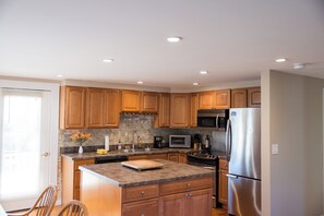 Microwave, oven, stovetop, dishwasher - Lovely 3-bedroom house with AC in Oak Bluffs within 15 min walk to Circuit/Beach (Oak Bluffs)