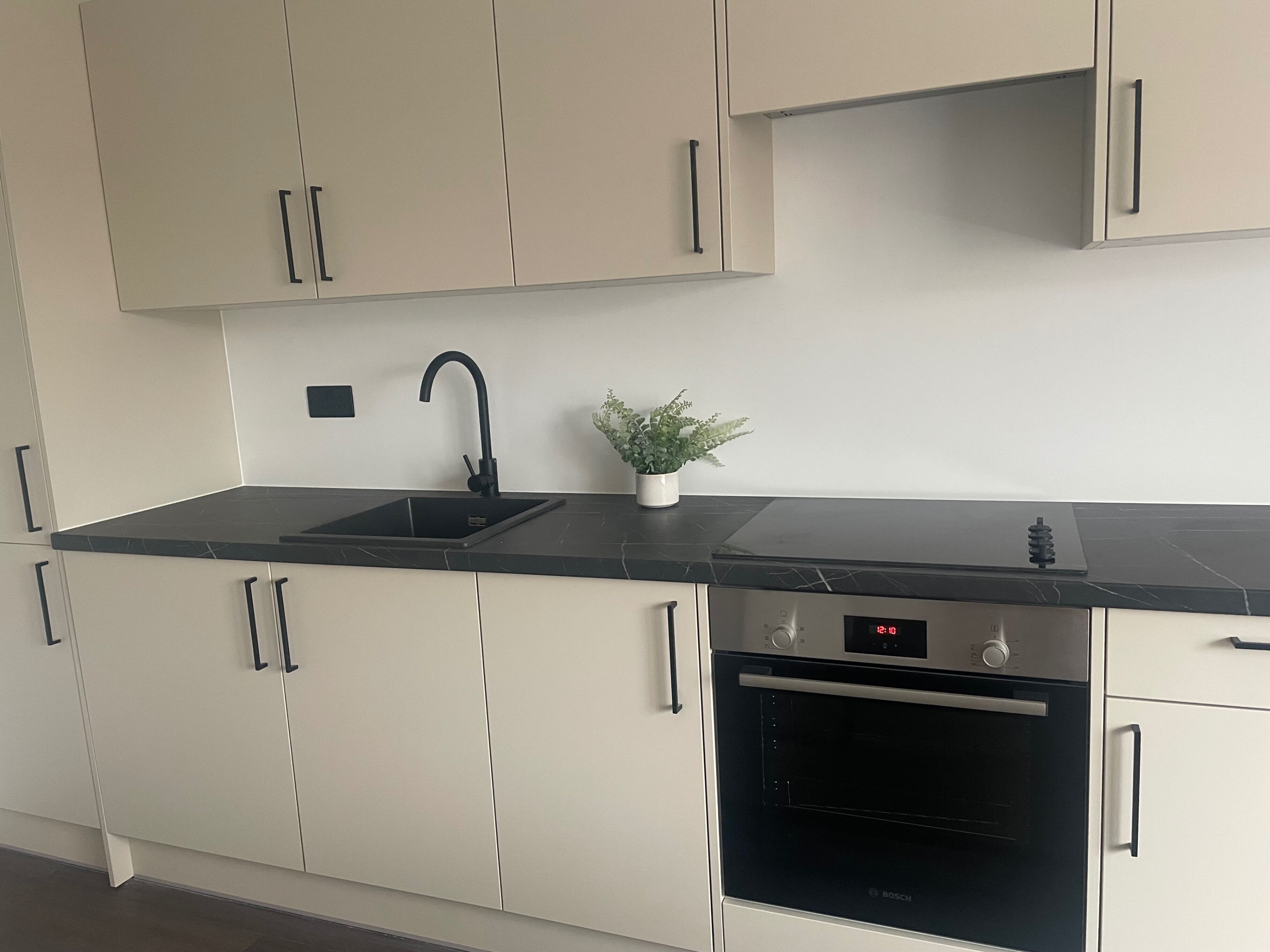 Een koelkast, een microgolfoven, een oven, een kookplaat