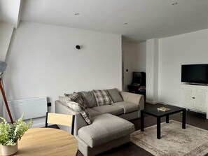 Living area - Contractor Accommodation, Swindon , Cheap Parking (Swindon)