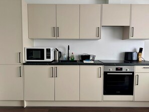 Fridge, microwave, oven, stovetop - 2 Bedroom Apartment Old Town Swindon (Swindon)