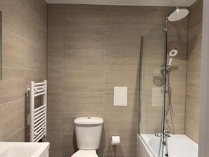 Combined shower/tub, deep soaking tub, towels - Contractor Accommodation, Swindon , Cheap Parking (Swindon)