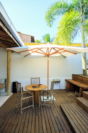 Outdoor dining - Casa George Trancoso, less than 10 minutes from the beach. (Trancoso)