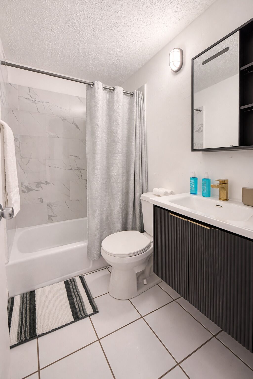 Un baño con bañera, inodoro y tocador.