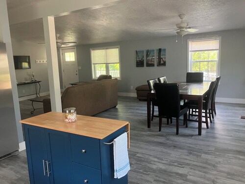 Perfect 3-bedroom mobile home with AC in charming Albion. Mobility-accessible.