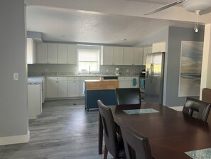Dining - Perfect 3-bedroom mobile home with AC in charming Albion. Mobility-accessible. (Albion)