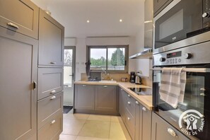 Fridge, microwave, oven, stovetop - La petite maison - DINARD (DINARD)