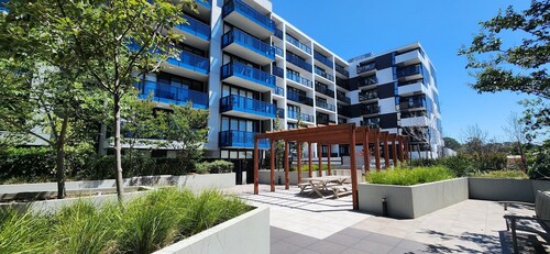 Stylish two-bedroom stay near Southland, beach, cafés, dining, and trains.