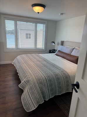 4 bedrooms, WiFi, bed sheets - House on The Point: Updated 3-Bedroom Lake House in Central Wisconsin (Coloma)
