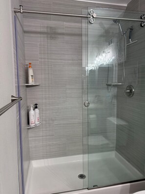 Shower, hair dryer, towels, soap - Entire guest suite in Newbury Park, California Sleeps 6 (Thousand Oaks)