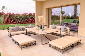 Villa, balcón, vista al jardín | Restaurante al aire libre