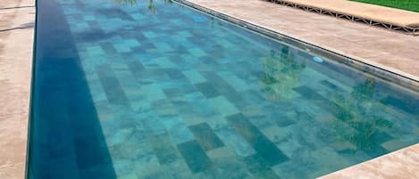 Villa - balkong - utsikt mot trädgården | Pool