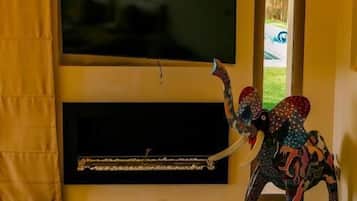 Vila, sacada, vista para o jardim | TV