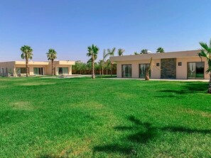 Villa, balcón, vista al jardín