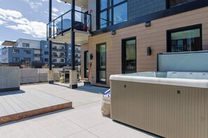 Terrace/patio - Summit Central -Bright Condo with Private Hot Tub (Revelstoke)
