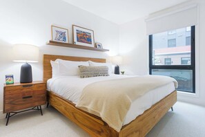 2 bedrooms, WiFi, bed sheets - Summit Central -Bright Condo with Private Hot Tub (Revelstoke)