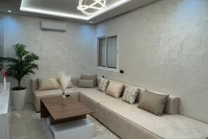 Smart TV - Modern two-bedroom apartment near Marrakech Airport (marrakesh)