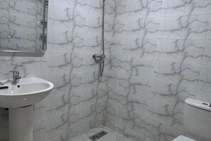Regadera y papel de baño 