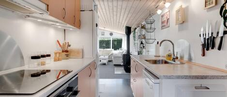 Kjøleskap, kokeplater, oppvaskmaskin og kaffetrakter/tekoker