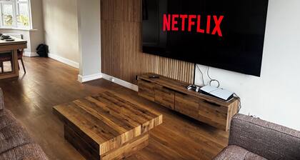 Modern 3-Bed Home | Pool Table | PS5 | 2-Van Driveway Parking