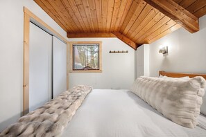 2 bedrooms, desk, WiFi, bed sheets