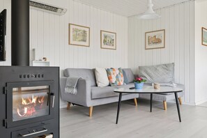 TV - Bright holiday home with sunny terrace (Væggerløse)