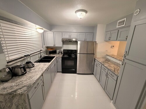 Enjoyable 2 Story, 2-bedroom condo with AC Near Galleria HTX