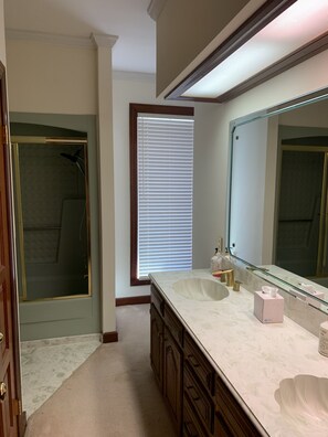 Basic Single Room, Canal View | Bathroom - Bayou Teche Waterfront (Breaux Bridge)