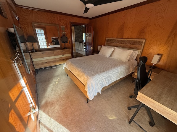 Basic Single Room | Desk, laptop workspace, blackout curtains, iron/ironing board