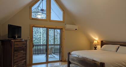 Newly Renovated 3 BRD, 2 BA chalet on 50 acres. Easy access to Loon Lake/Gore