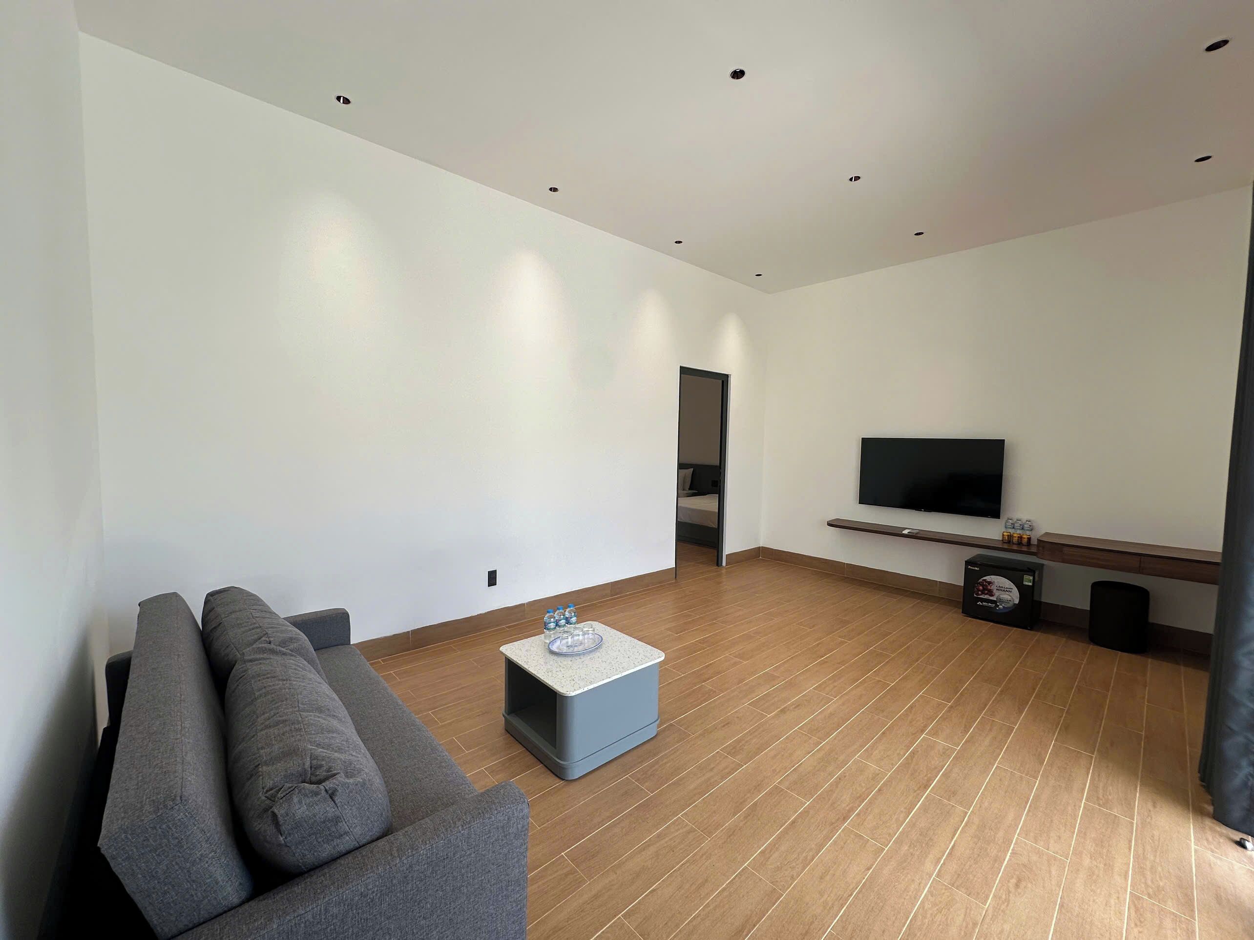 디럭스 스위트, 해변 전망 | 거실 공간 | 케이블 채널 시청이 가능한 35인치 LCD TV