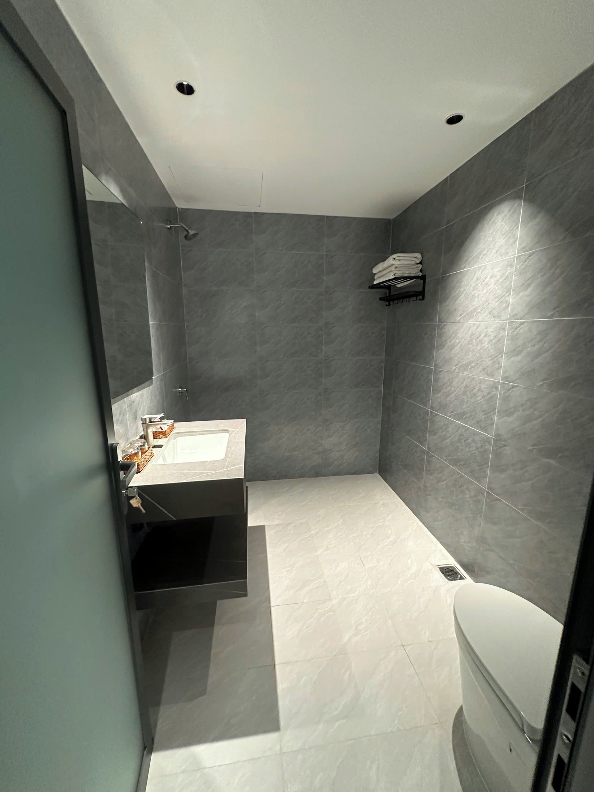 디럭스 스위트, 해변 전망 | 욕실 | 샤워 시설, 레인폴 샤워기, 무료 세면용품, 헤어드라이어