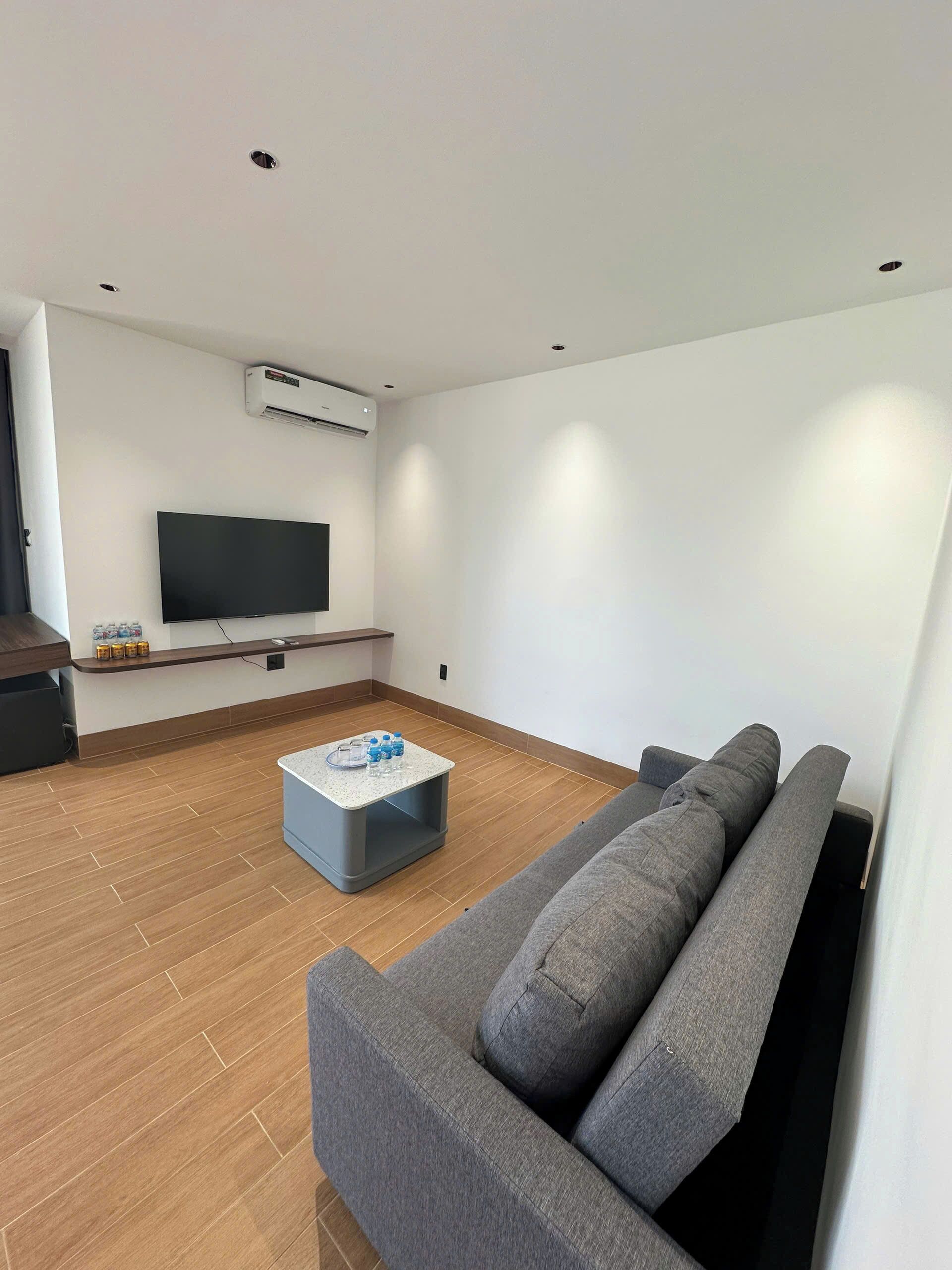 Deluxe Suite, Beach View | Living area | 35-inch LCD TV with cable channels