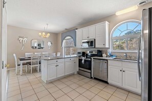 Fridge, microwave, oven, stovetop - North Myrtle Beach - Sleeps 14 - Pool & Ping Pong (North Myrtle Beach)