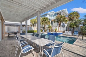 Outdoor dining - North Myrtle Beach - Sleeps 14 - Pool & Ping Pong (North Myrtle Beach)
