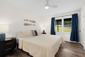 4 slaapkamers, een bureau, een strijkplank/strijkijzer, reisbedje