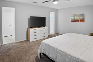 4 habitaciones, escritorio y tabla de planchar con plancha