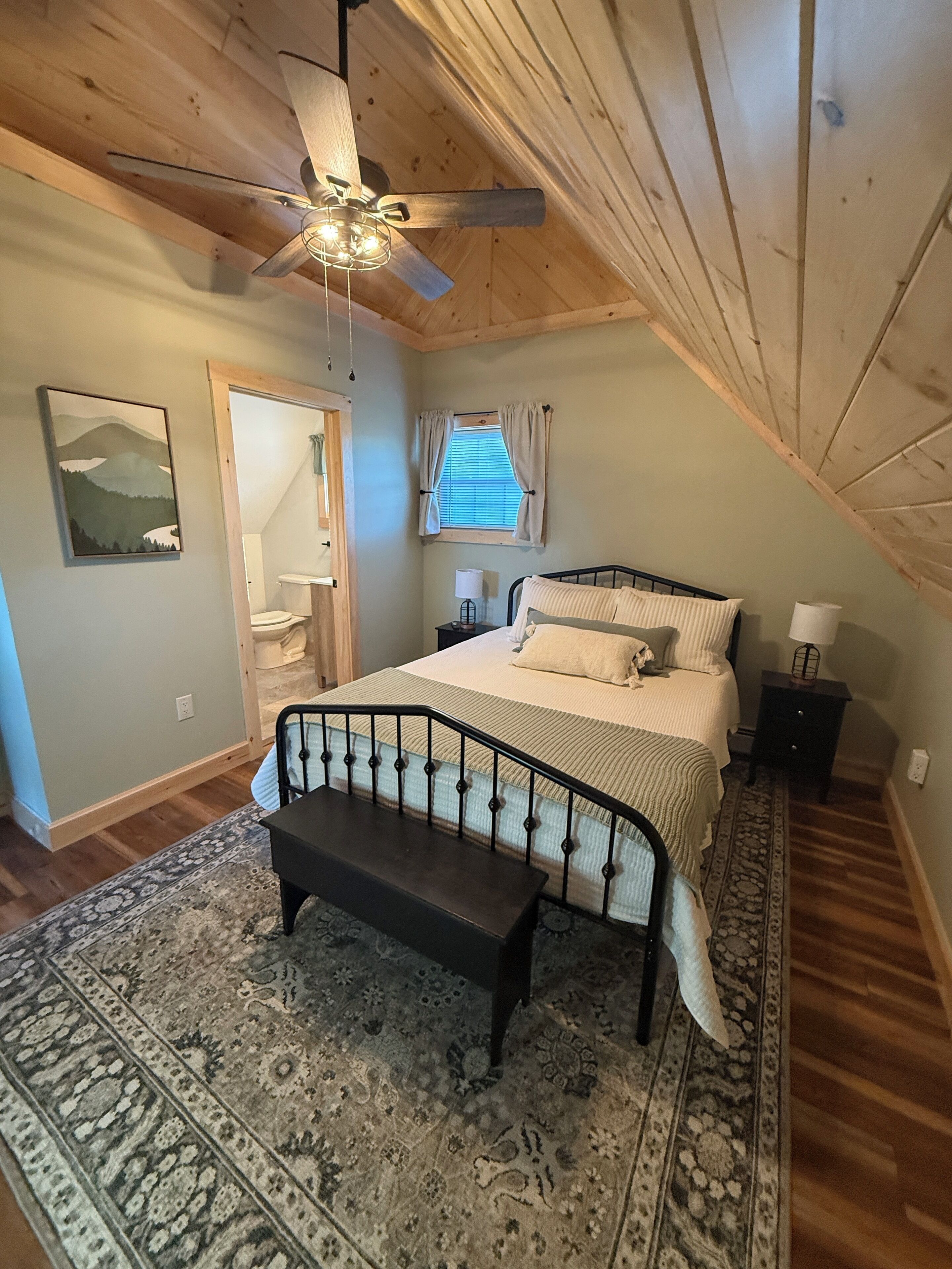 2 soverom, strykejern/-brett, internettilgang og sengetøy