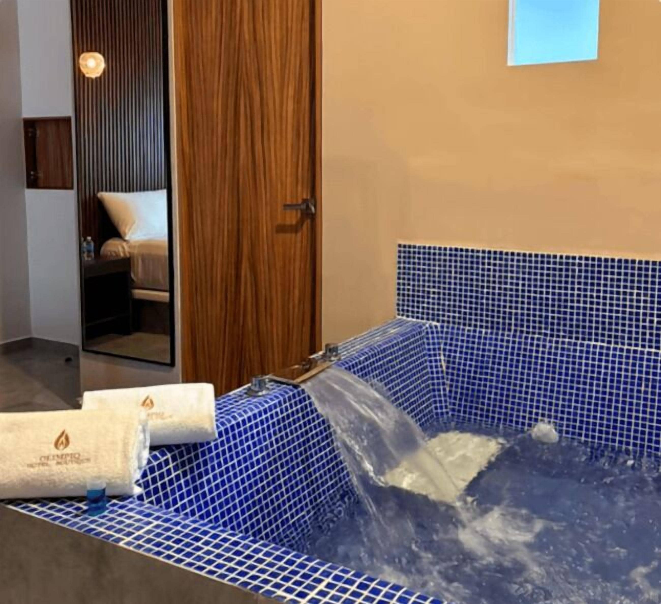Indoor spa tub