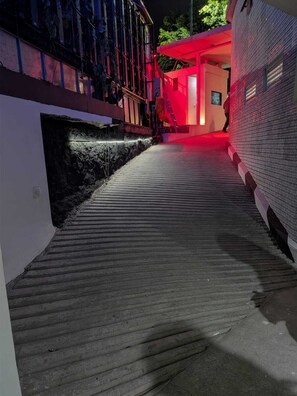 Phòng tiện nghi đơn giản | Khuôn viên nơi lưu trú