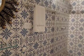 Dusche, Handtücher, Toilettenpapier