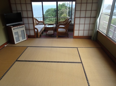 内装. 青い海と旅人をポストでつなぐ素泊り最大5名様の部屋!
お部屋は和室で相模湾が一望!
