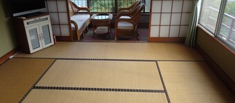 A bare room connecting the blue sea and travelers by post! Rooms overlook Sagami Bay!