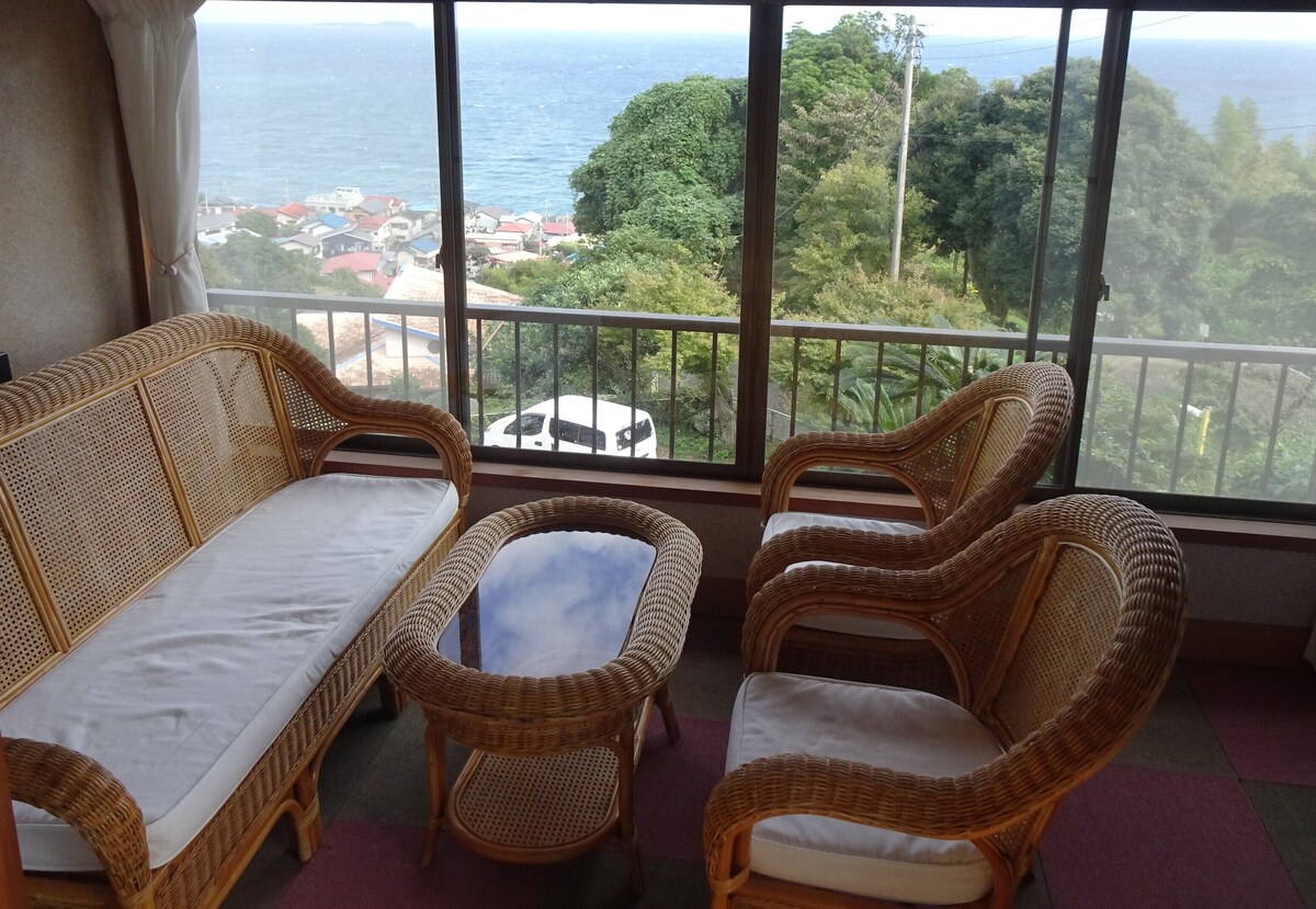 三島市 A house that connects the blue sea and travelers by post. Spectacular view of the sea from the rooms of the ministry. ホテル 客室