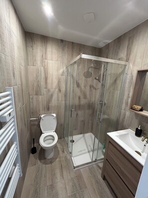 Shower, hair dryer, towels, soap - Nemours lock (Nemours)