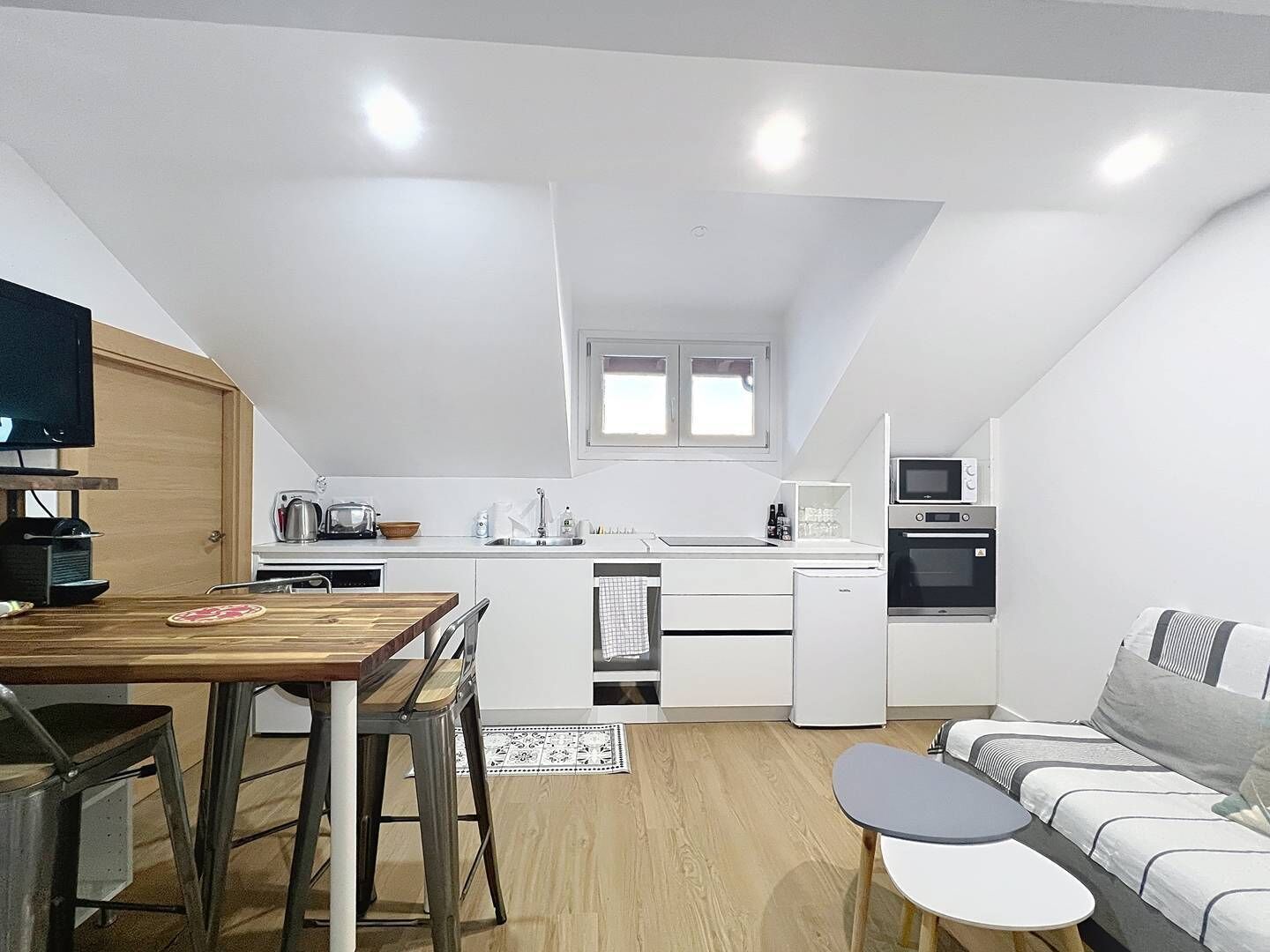 Kylskåp och grytor/köksredskap