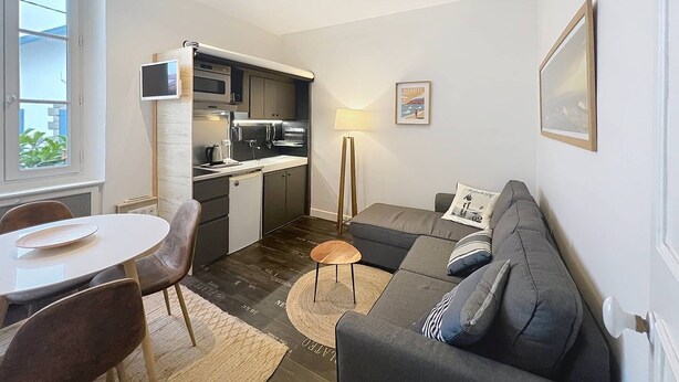 Een knus woongedeelte met een kitchenette, een eethoek en een zithoek.