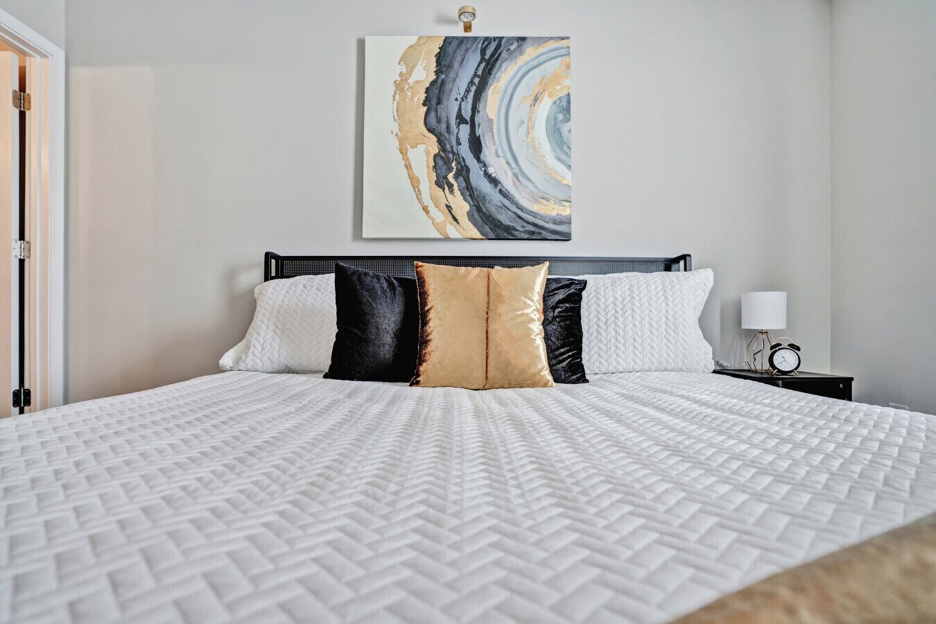 2 bedrooms, desk, iron/ironing board, WiFi