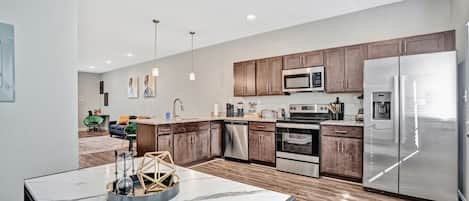 Een koelkast, een microgolfoven, een oven, een kookplaat