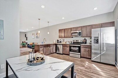 Modern 2BR Townhome w/ Ensuite Baths | Near Ft Campbell & Downtown