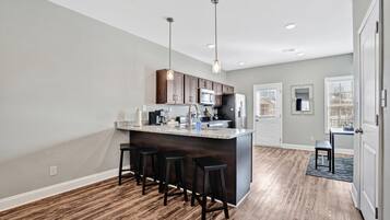 Geladeira, micro-ondas, fogão, cooktop